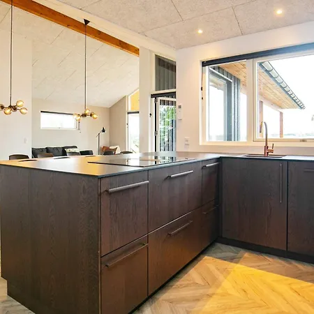 12 Person In * Millinge