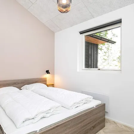 12 Person In Nyaraló