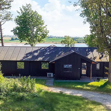 12 Person In Nyaraló *