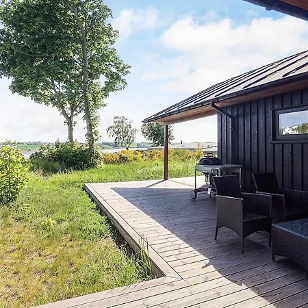 12 Person In Nyaraló