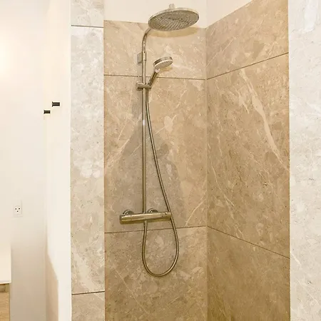 12 Person In Millinge