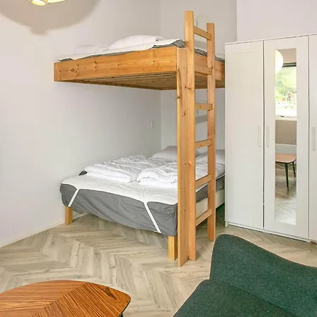 12 Person In * Millinge