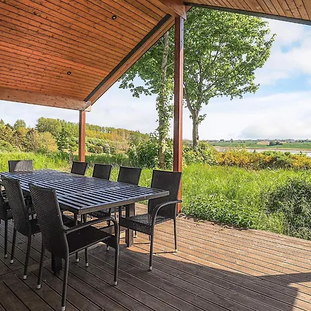 12 Person In Nyaraló