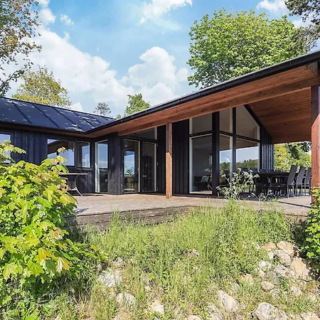 12 Person In Nyaraló