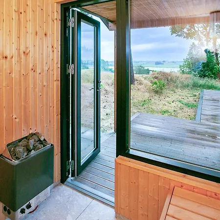 12 Person In Millinge