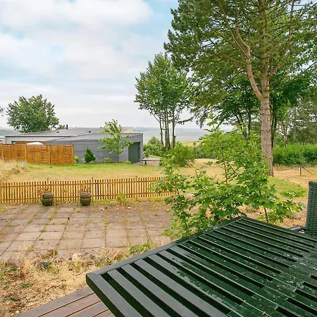 12 Person In Nyaraló